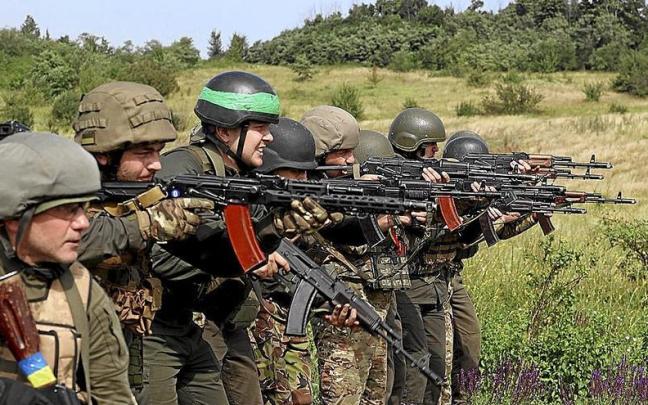 Militares ucranianos durante un entrenamiento en la ciudad de Járkov. | FOTO: EFE