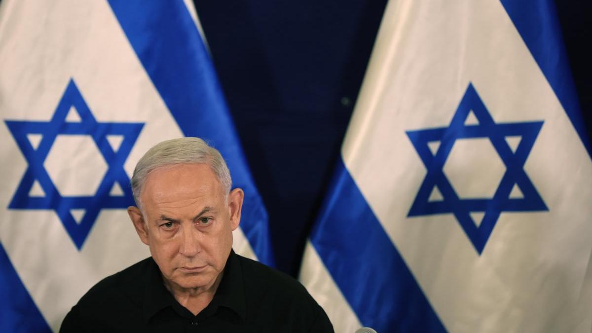 El primer ministro Benjamin Netanyahu comparece con rostro serio desde Tel Aviv.