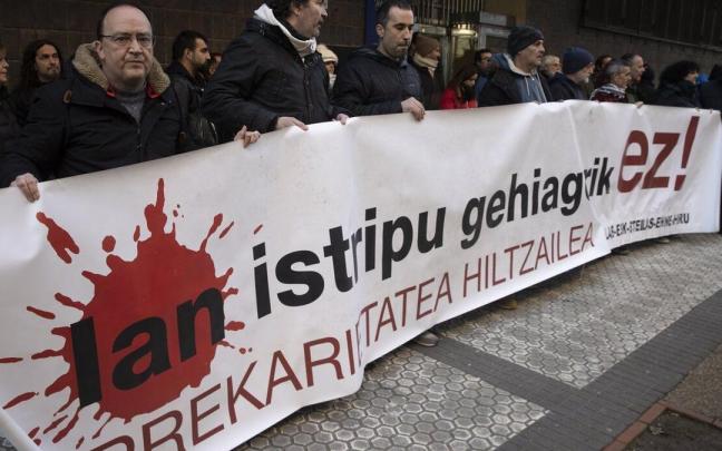 Protesta sindical contra la siniestralidad laboral en Donostia. JAVIER ETXEZARRETA Protesta sindical contra la siniestralidad laboral en Donostia. JAVIER ETXEZARRETA