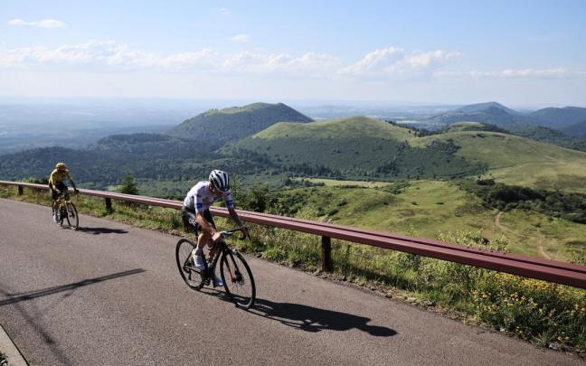 Momento en el que Pogacar suelta a Vingegaard.