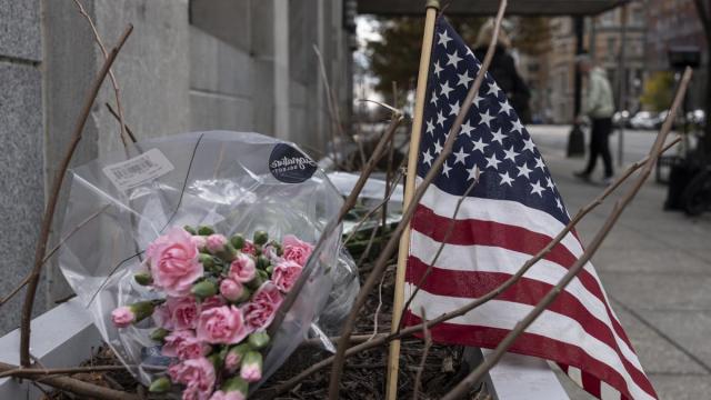 Homenaje en el lugar en el que fue asesinada una guardia nacional cerca de la Casa Blanca.