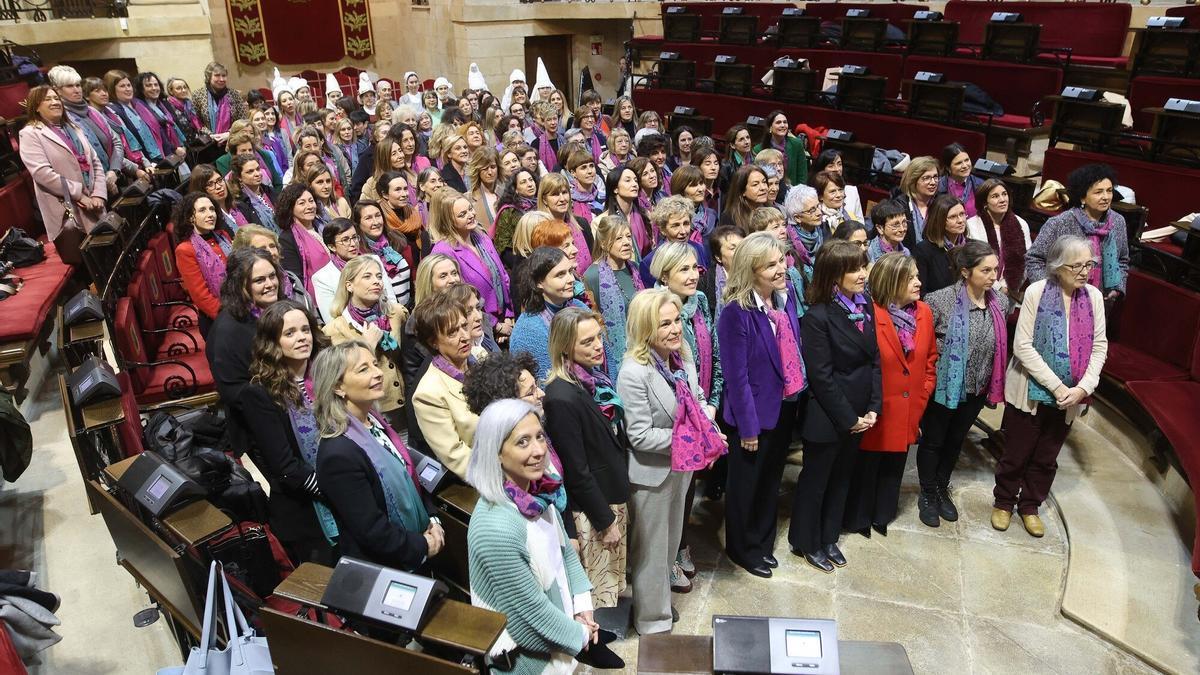 Foto de familia de las mujeres electas reunidas ayer en la Casa de Juntas de Gernika