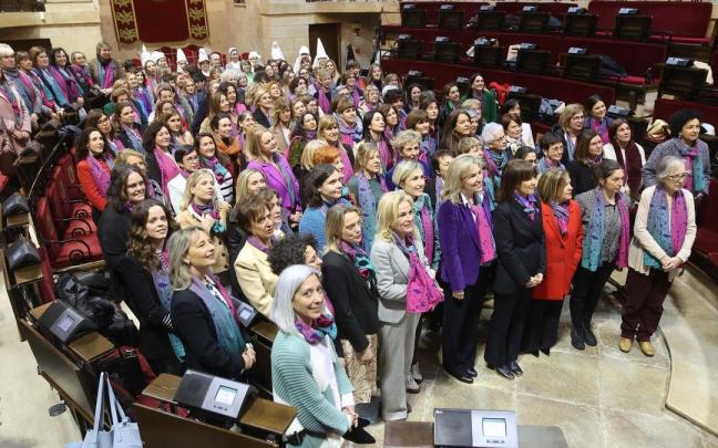 Foto de familia de las mujeres electas reunidas ayer en la Casa de Juntas de Gernika