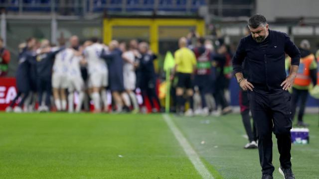 El seleccionador de Italia, Gennaro Gattuso, se lamenta en la banda mientras Noruega celebra su acceso a la Copa del Mundo.
