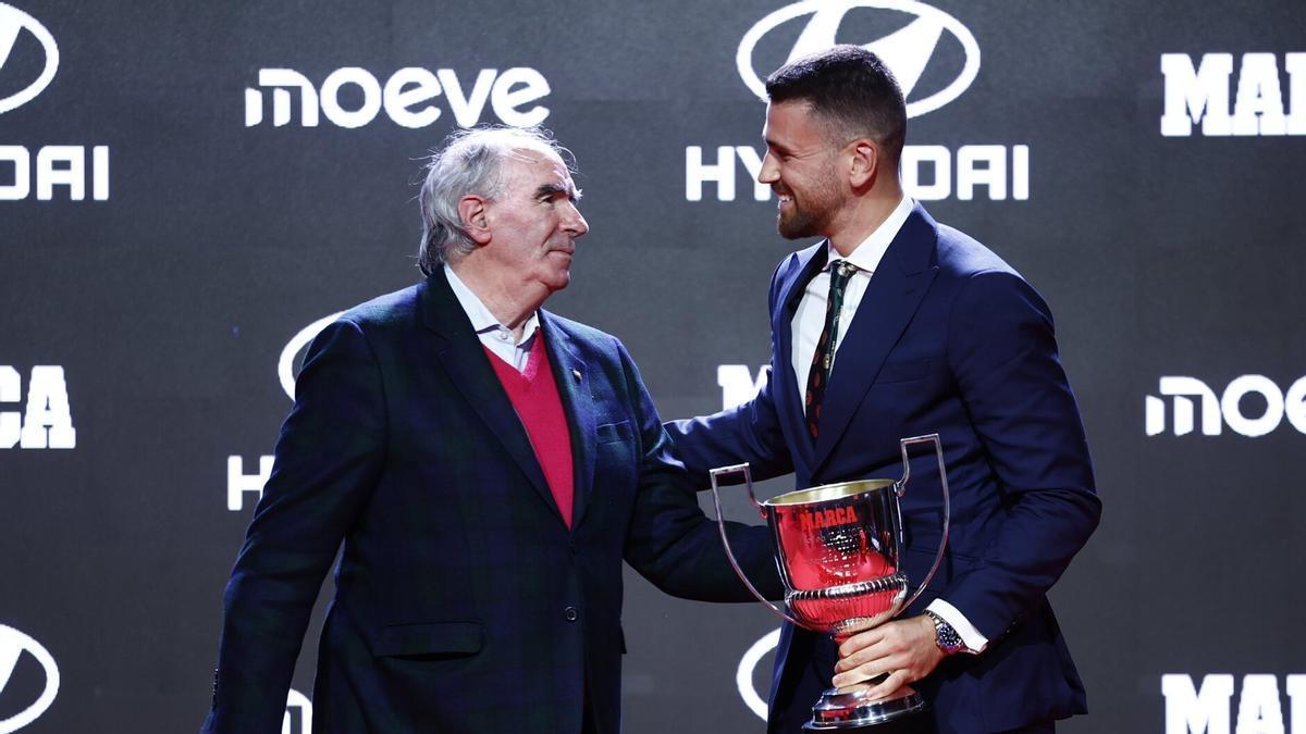 Unai Simón recoge el premio Zamora junto a José Ángel Iribar