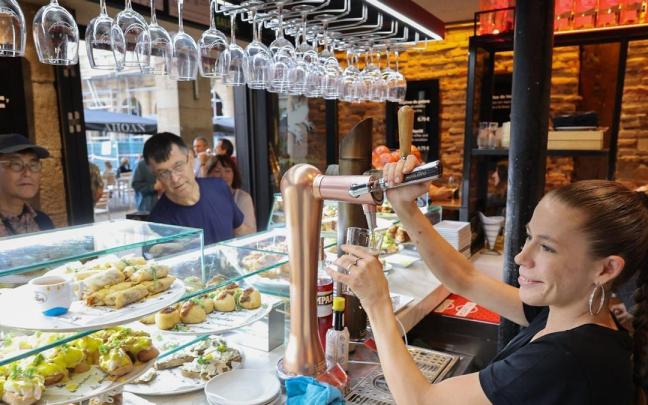 Una camarera trabaja tras la barra de un bar en Bilbao. / Pankra Nieto Una camarera trabaja tras la barra de un bar en Bilbao.