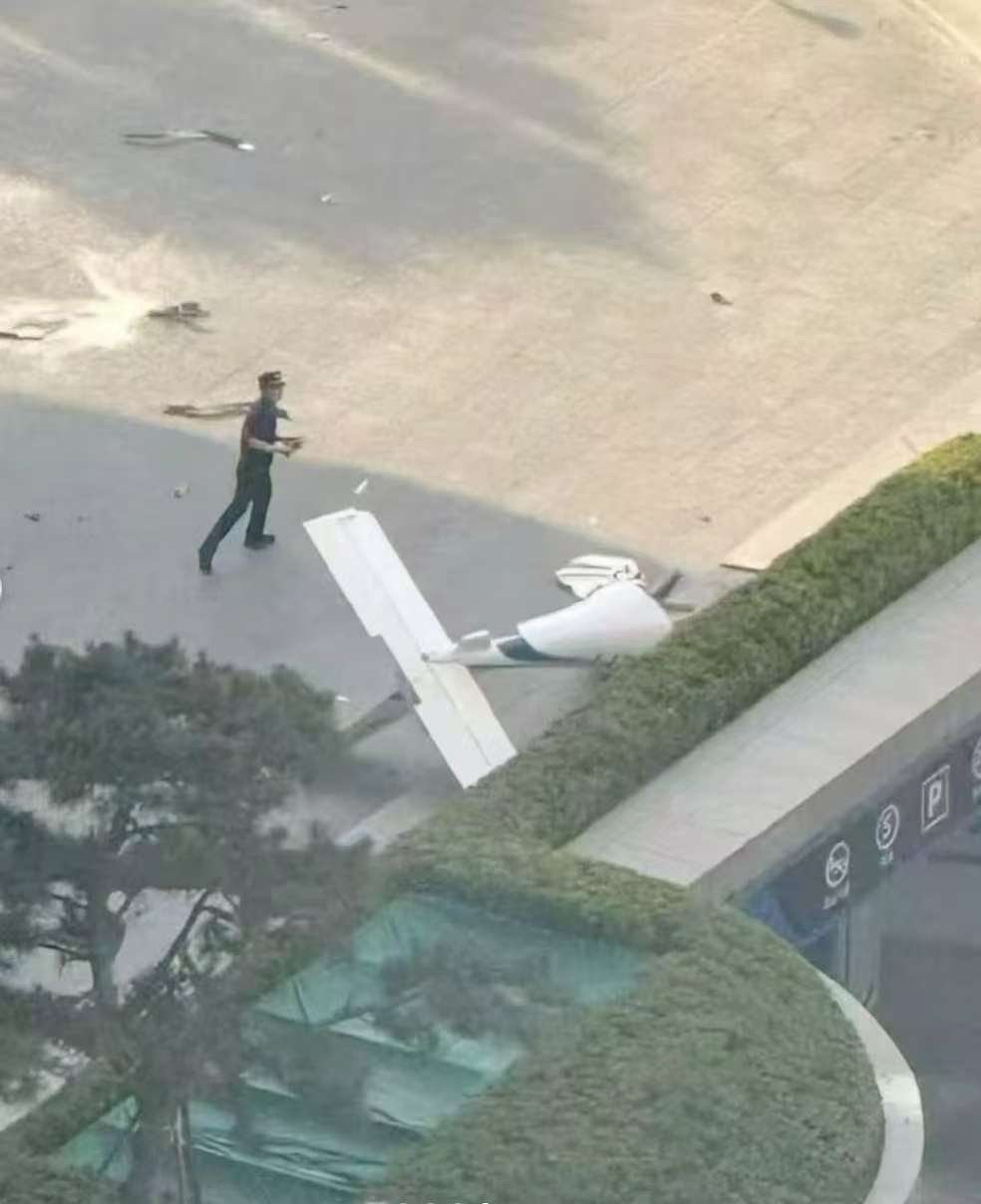 Por el momento, no existen datos confirmados acerca de la identidad del piloto ni de posibles ocupantes del aeroplano.