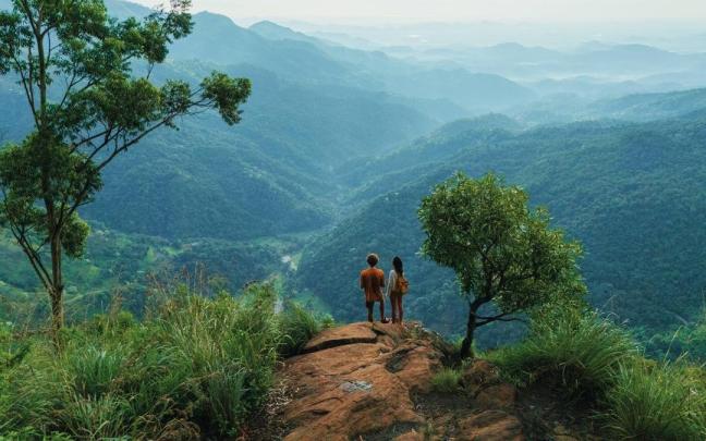 Vista aérea de un hombre y una mujer de pie en Ella Rock.