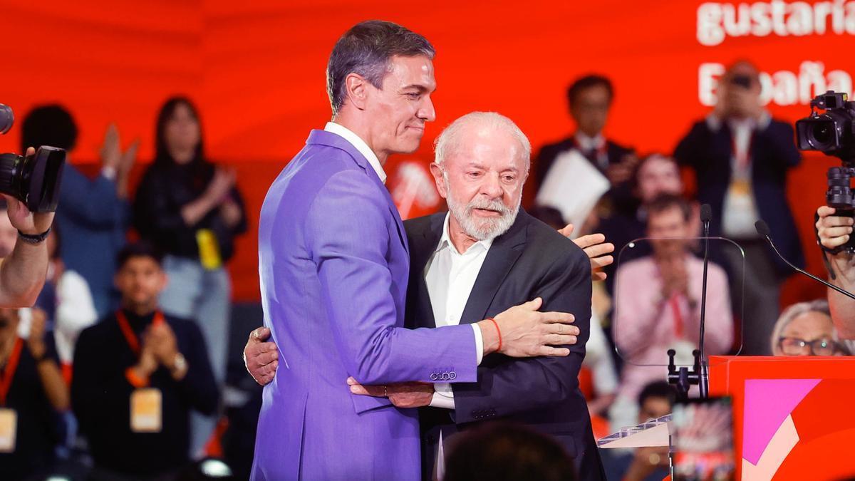 El presidente de Brasil, Luiz Inácio Lula da Silva (d), y el presidente del Gobierno, Pedro Sánchez en una imagen de archivo.