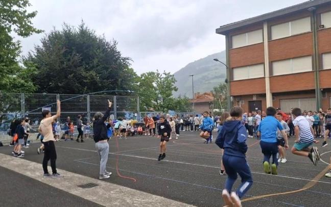 La fiesta y la diversión están garantizadas en los actos que acompañarán a la presentación del nuevo nombre de los tres centros docentes de la red pública vasca en Azpeitia / K.E. La fiesta y la diversión están garantizadas en los actos que acompañarán a la presentación del nuevo nombre de los tres centros docentes de la red pública vasca en Azpeitia