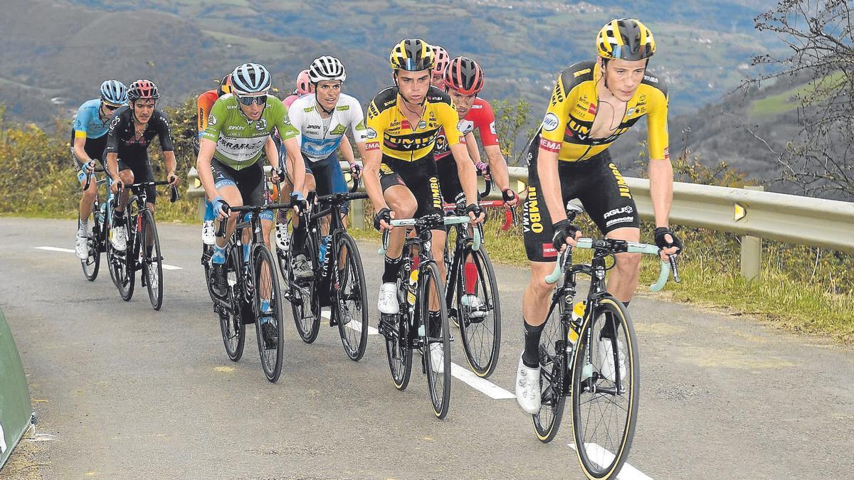 Jonas Vingegaard tira del grupo de favoritos de la Vuelta en la ascensión al Angliru en 2020. | FOTO: SPRINT CYCLING AGENCY