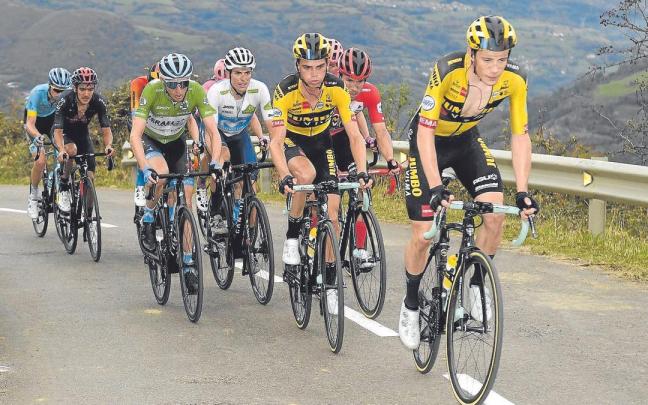 Jonas Vingegaard tira del grupo de favoritos de la Vuelta en la ascensión al Angliru en 2020. | FOTO: SPRINT CYCLING AGENCY Jonas Vingegaard tira del grupo de favoritos de la Vuelta en la ascensión al Angliru en 2020. | FOTO: SPRINT CYCLING AGENCY