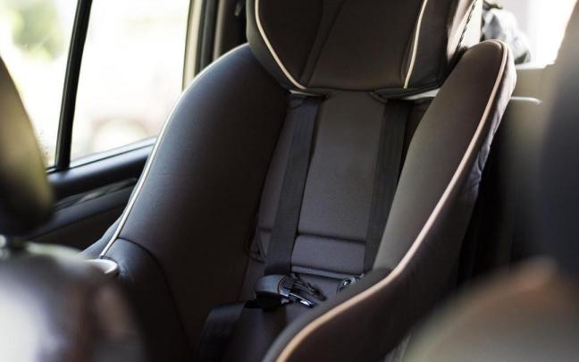 Una sillita de bebé en el asiento de un coche.