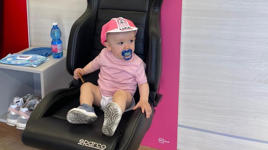 Izei, hijo de Joseba Elgezabal, masajista de Pogacar, espera al campeón.