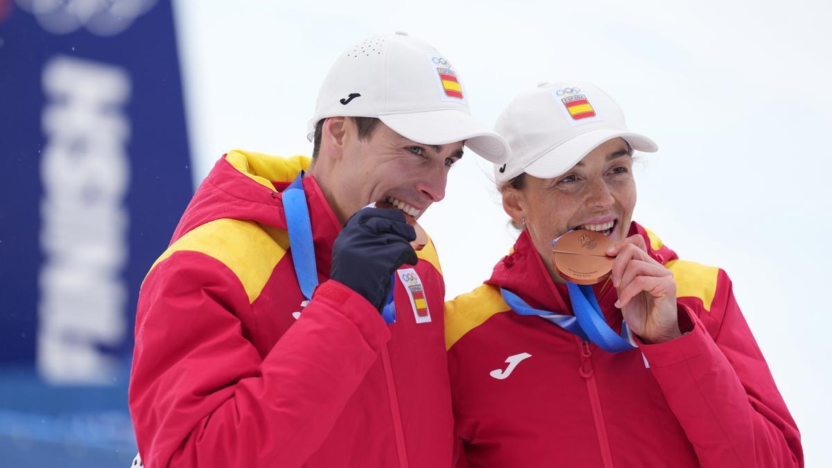 Oriol Cardona y Ana Alonso celebran su bronce en los Juegos Olímpicos de Milán-Cortina.