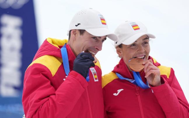 Oriol Cardona y Ana Alonso celebran su bronce en los Juegos Olímpicos de Milán-Cortina.