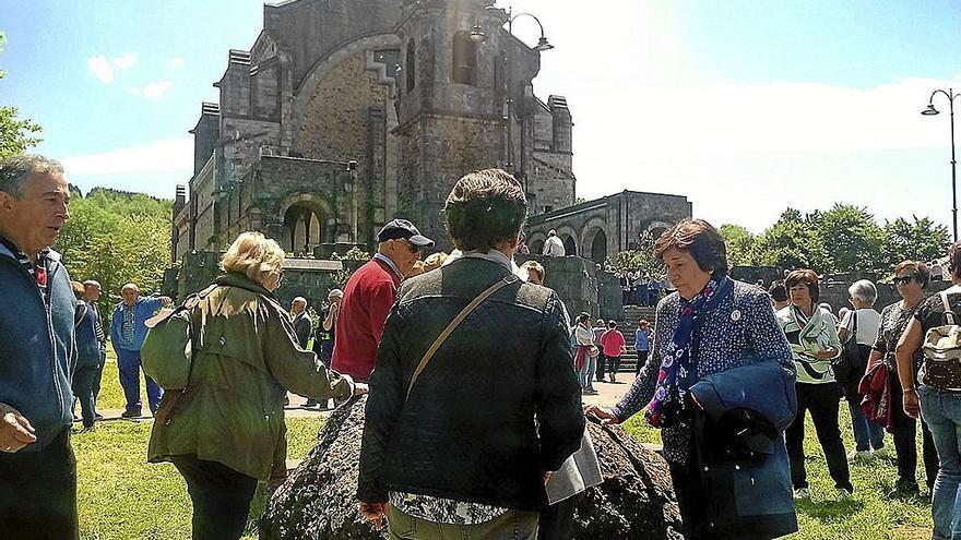 Personas dando vueltas a la piedra de Urkiola.