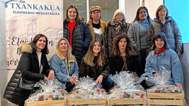 Las agracias, junto a las representantes de Txankakua, durante la entrega de las cestas.
