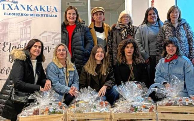 Las agracias, junto a las representantes de Txankakua, durante la entrega de las cestas.