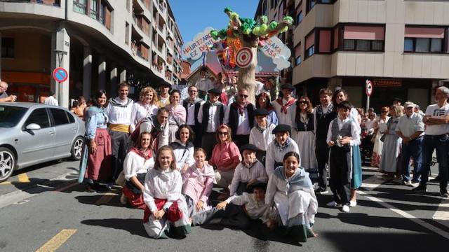 La cuadrilla LKPT, delante de su carroza.
