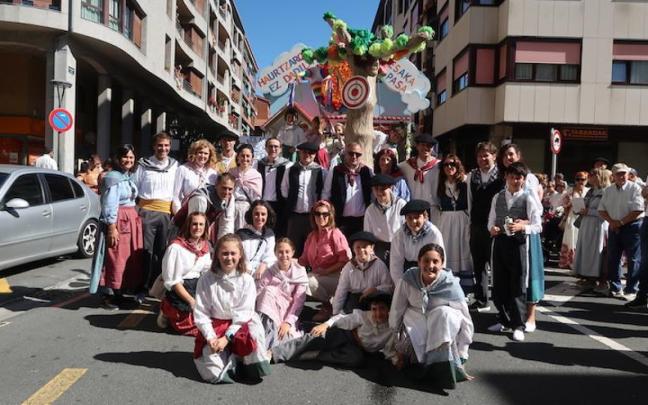 La cuadrilla LKPT, delante de su carroza.