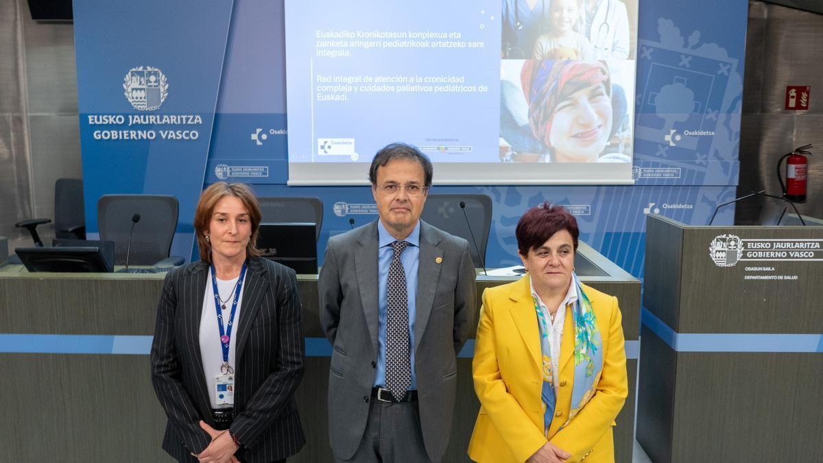El consejero de Salud, Alberto Martínez, en la presentación de los cuidados paliativos pediátricos.