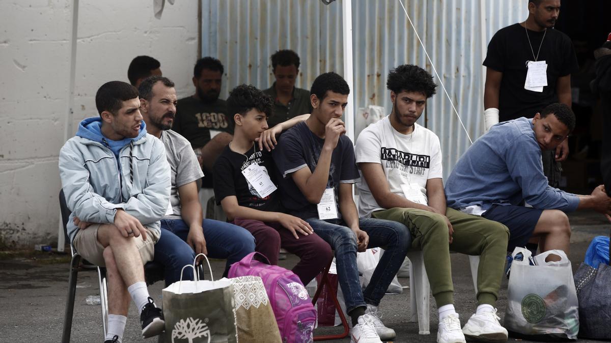 Algunos de los migrantes rescatados de la nave que naufragó en el mar Jónico.