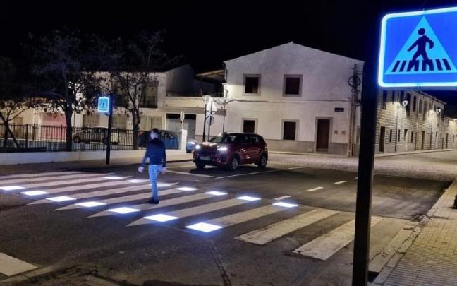 Un paso de cebra inteligente instalado en Añora (Córdoba).