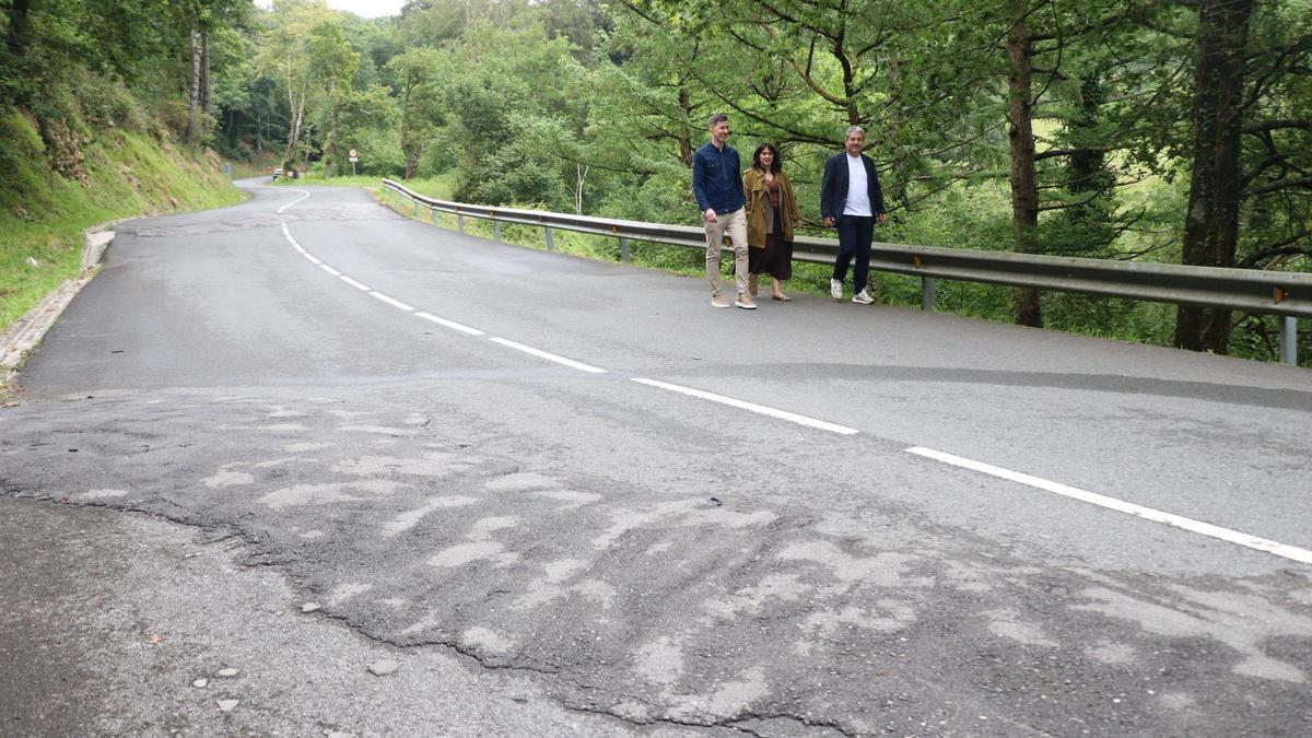 Representantes del ente foral y el Ayuntamiento de Elgoibar transitan por una de las zonas sobre las que se va a actuar.