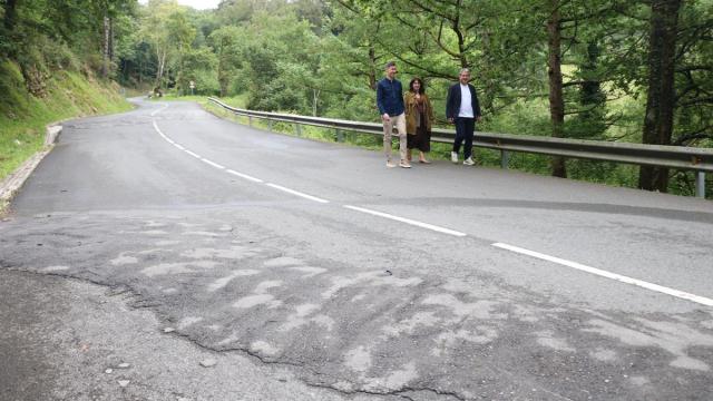 Representantes del ente foral y el Ayuntamiento de Elgoibar transitan por una de las zonas sobre las que se va a actuar.
