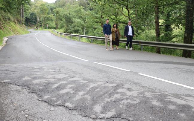 Representantes del ente foral y el Ayuntamiento de Elgoibar transitan por una de las zonas sobre las que se va a actuar.