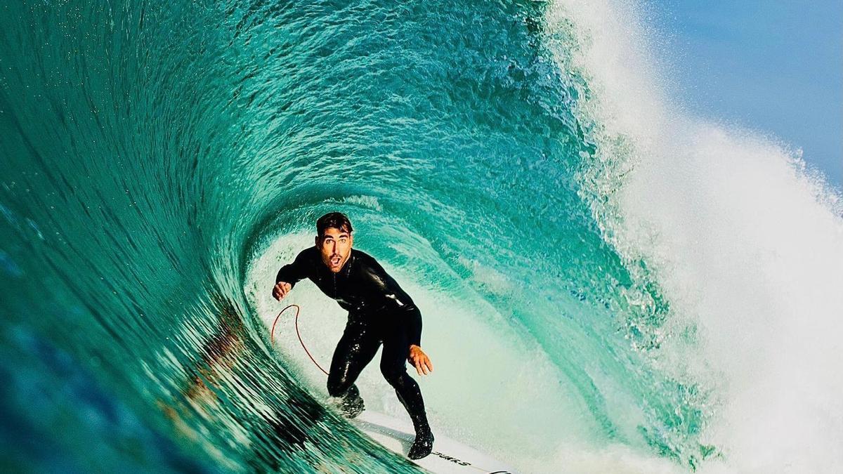 Aritz Aranburu dentro de una ola.