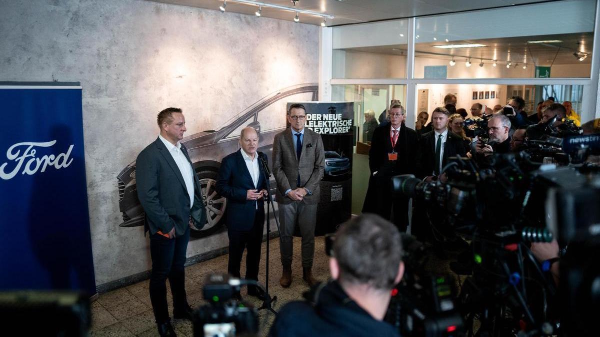 El canciller alemán, Olaf Scholz, durante la visita a la planta de Ford en la ciudad de Colonia, Alemania.
