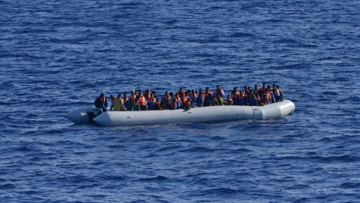 Una embarcación neumática repleta de inmigrantes