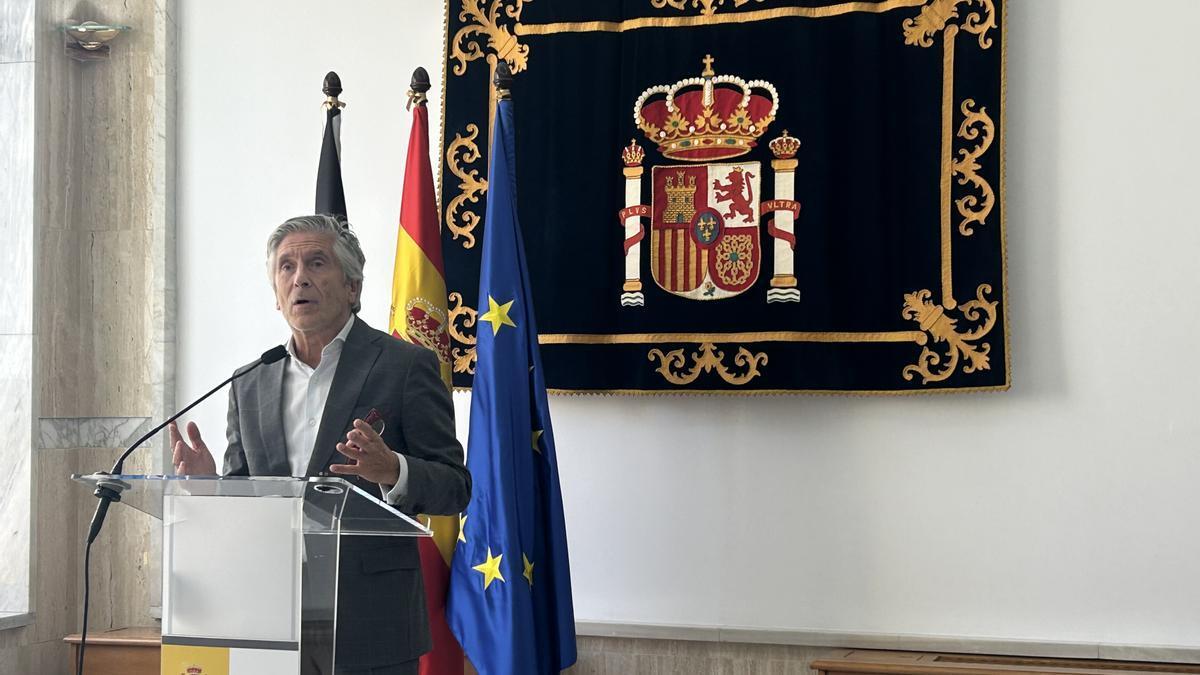 El ministro de Interior, Fernando Grande Marlaska, atiende a los medios tras visitar varias instalaciones para migrantes en Ceuta