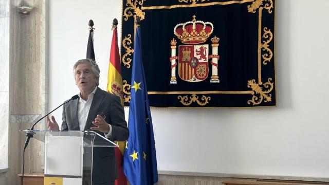 El ministro de Interior, Fernando Grande Marlaska, atiende a los medios tras visitar varias instalaciones para migrantes en Ceuta