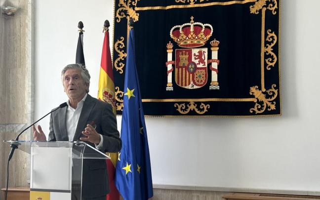 El ministro de Interior, Fernando Grande Marlaska, atiende a los medios tras visitar varias instalaciones para migrantes en Ceuta