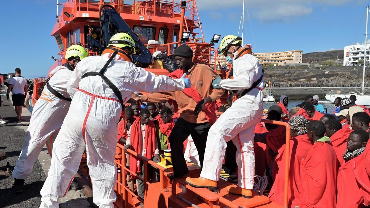 Un grupo de migrantes rescatado en El Hierro esta semana.