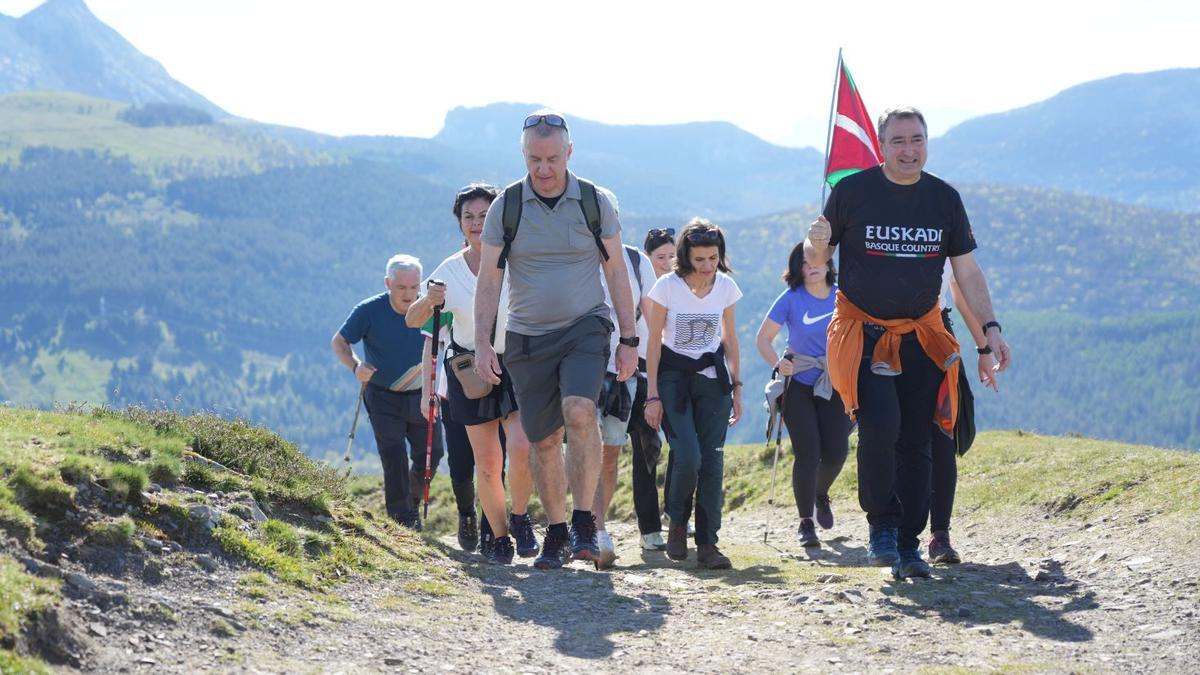 Urkullu y Esteban encabezan la ascensión de la delegación jeltzale.