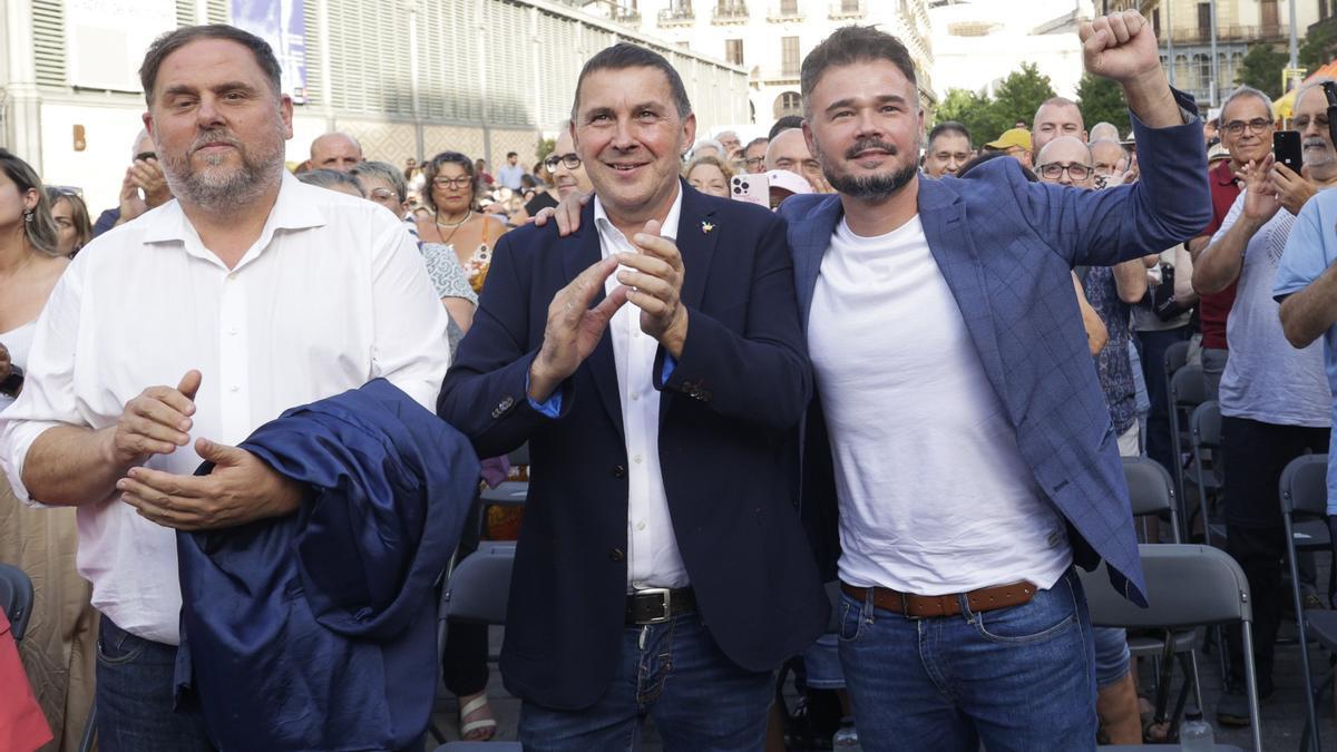 Oriol Junqueras, Arnaldo Otegi y Gabriel Rufián, durante un acto de campaña de ERC en julio de 2023 en Barcelona.