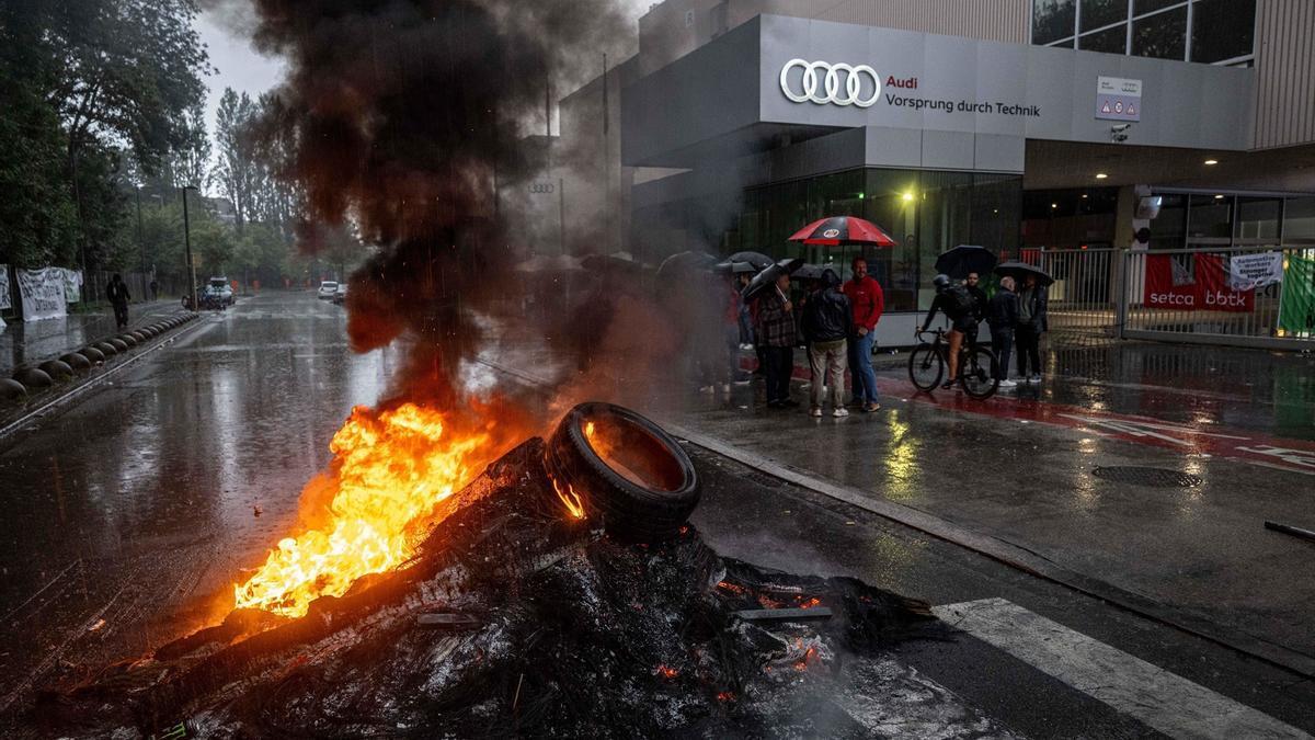 Protestas frente a una sucursal de Audi en Alemania.