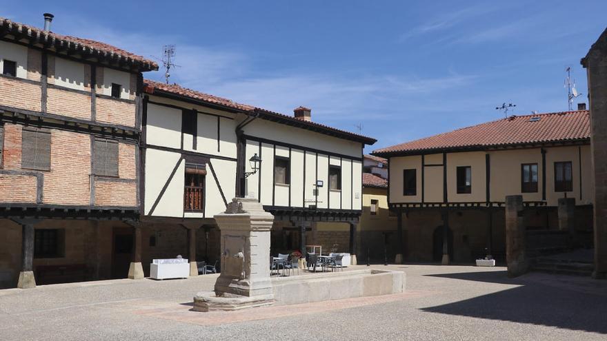 La plaza porticada de Santa Gadea del Cid con sus fachadas de madera y ladrillo.