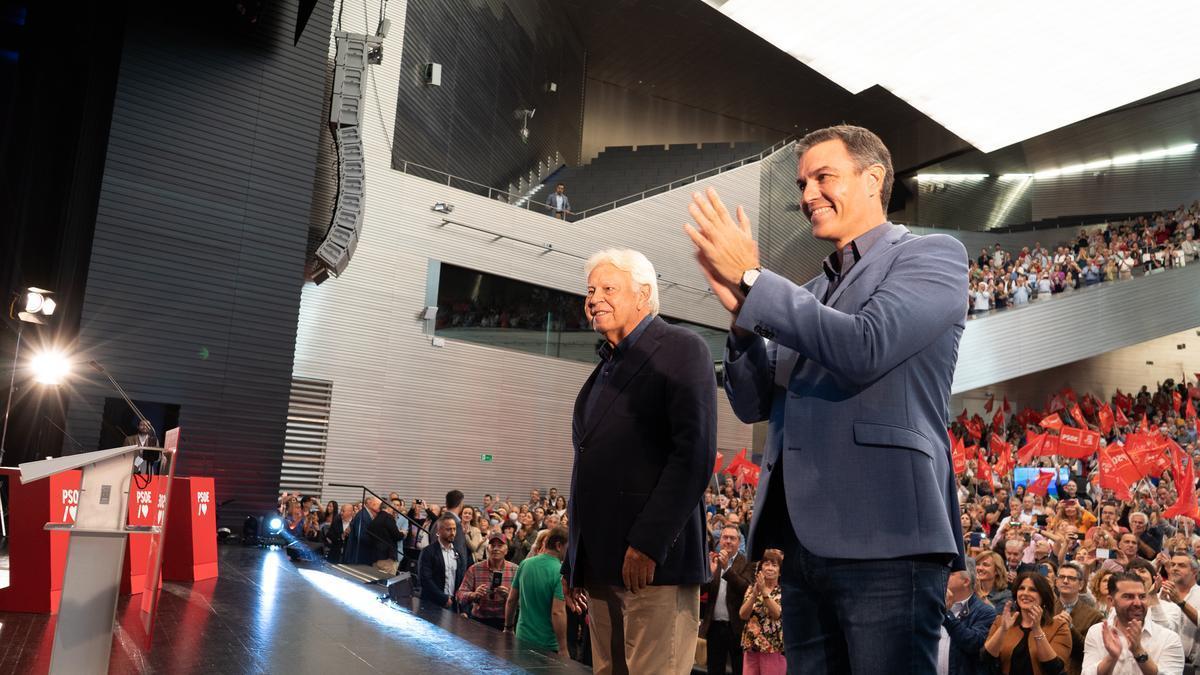 Pedro Sánchez y Felipe González, en un acto del PSOE.