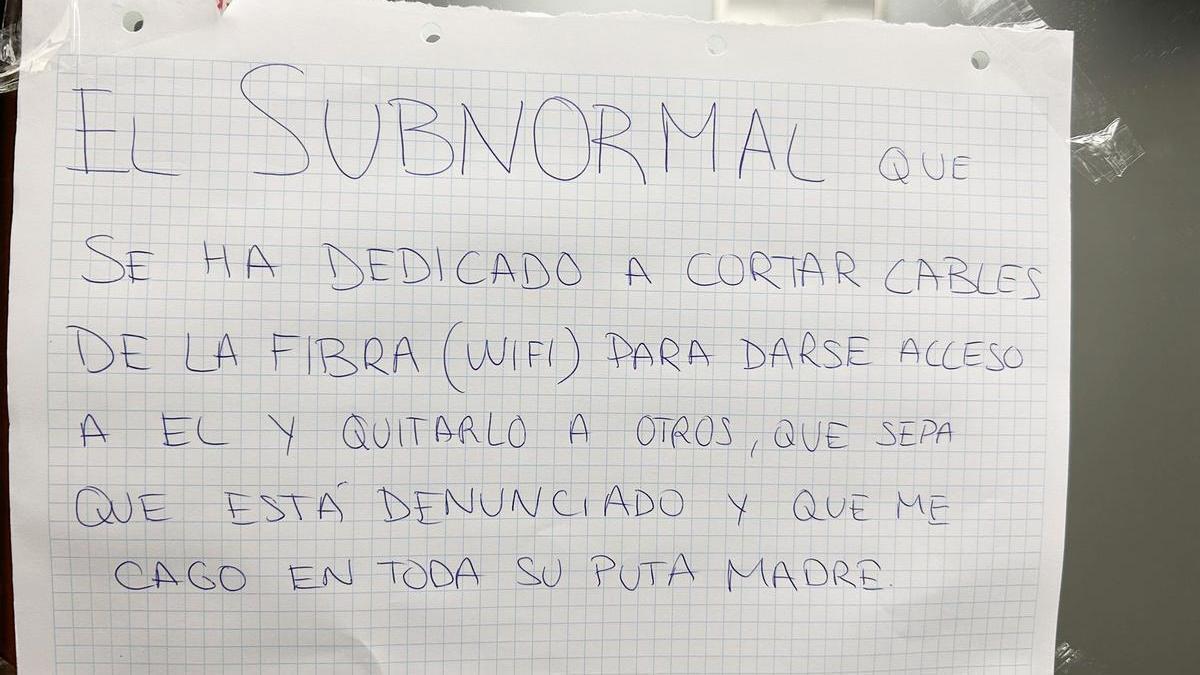 El cartel que un vecino ha colocado en el ascensor de una comunidad