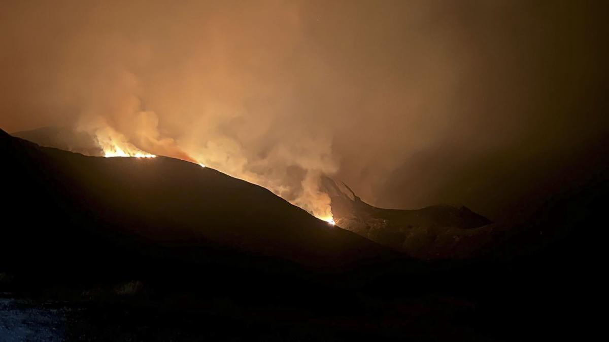 Fotografía cedida que muestra el incendio que afecta a la vertiente leonesa del Parque Nacional de Picos de Europa.