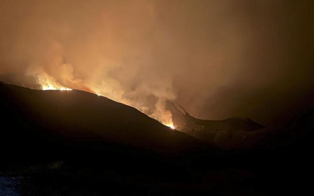Fotografía cedida que muestra el incendio que afecta a la vertiente leonesa del Parque Nacional de Picos de Europa.