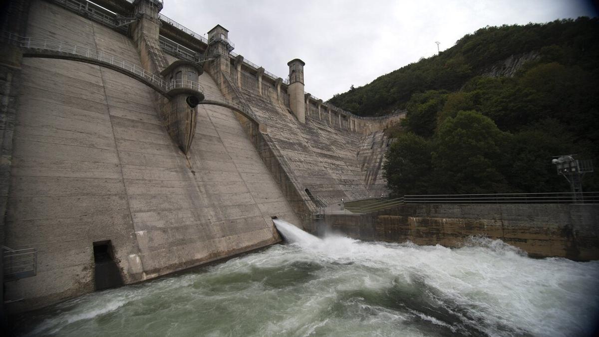 Desembalse de las aguas de Eugui, que está al 87% de capacidad.