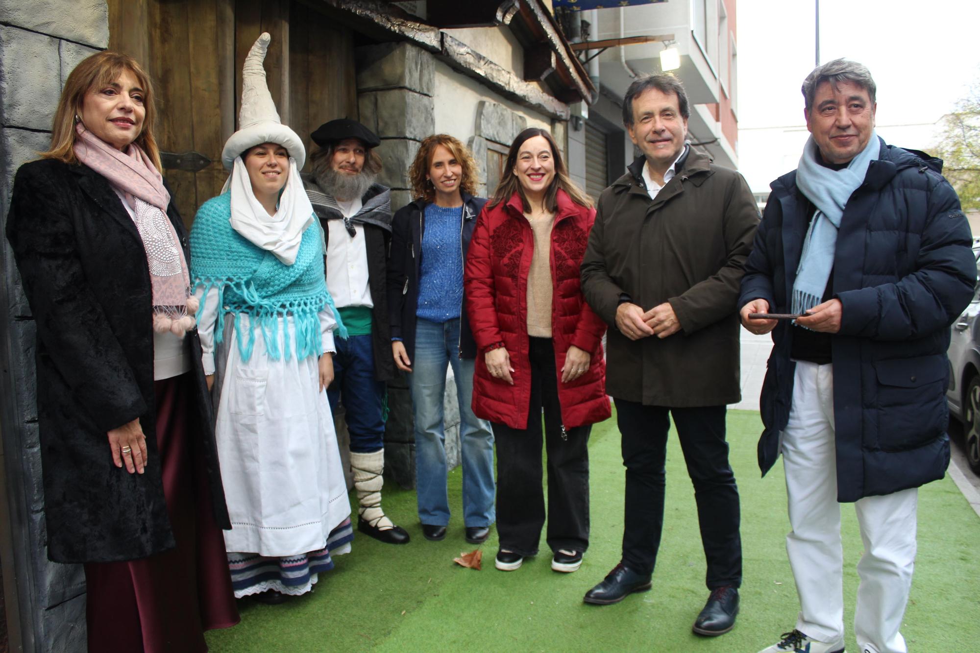 Representantes del Ayuntamiento y de la Asociación de Comerciantes han recibido este lunes a Olentzero y Mari Domingi