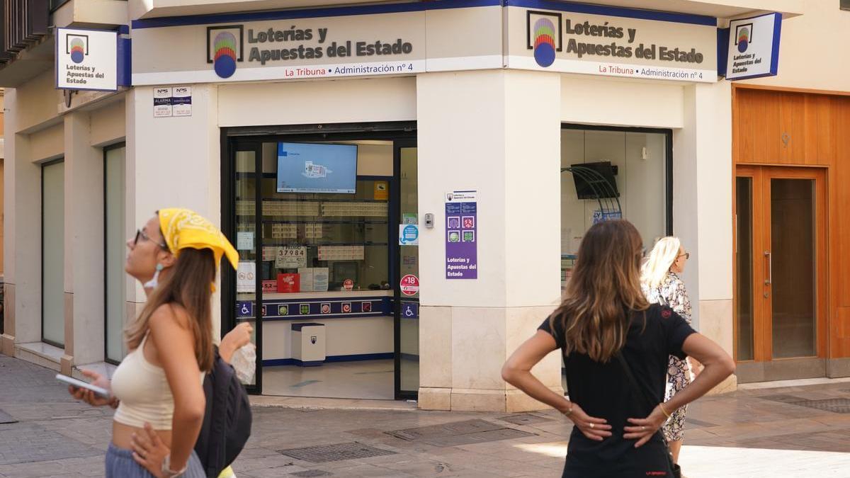 Imágenes del la administración de lotería de Málaga.