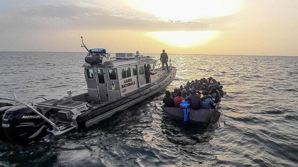 La Guardia costera de Túnez intercepta una embarcación con migrantes con destino a las costas italianas.